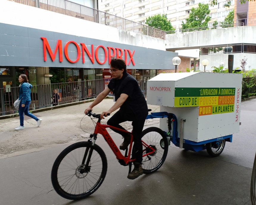 Monoprix livre à domicile en remorque électrique pour vélo