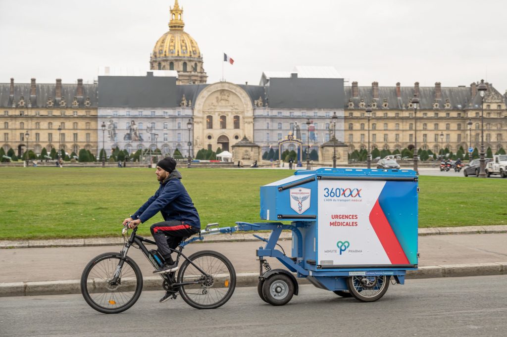 Une remorque électrique K-Ryole utilisée pour la livraison d'urgences médicales à Paris